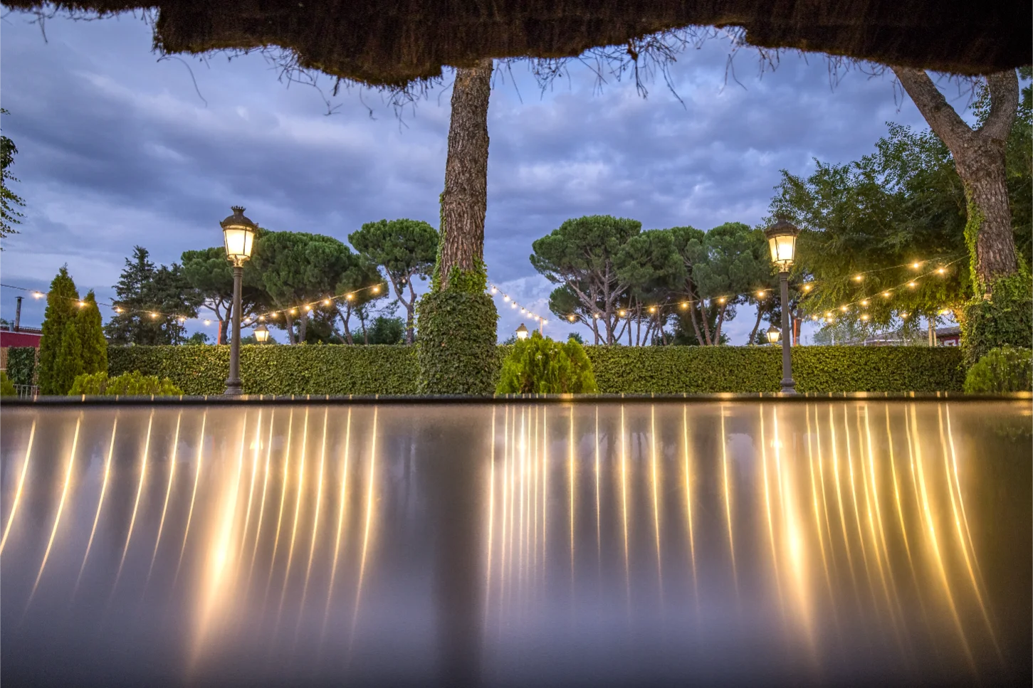 Boda en Galicia fotografiada en pazo con jardín atlántico
