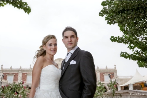 Boda en Oviedo fotografiada en catedral asturiana con jardines en flor