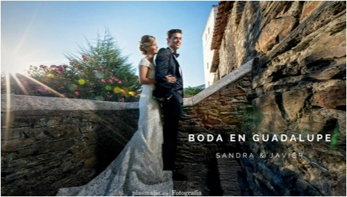 Boda en Logroño fotografiada en viñedo riojano con bodega al fondo