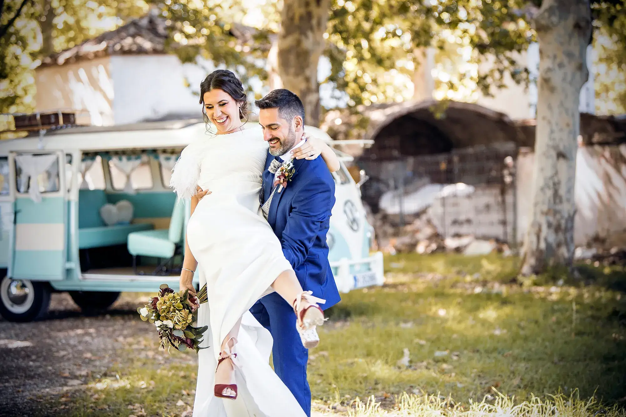 Ceremonia de boda en octubre con luz dorada de otoño