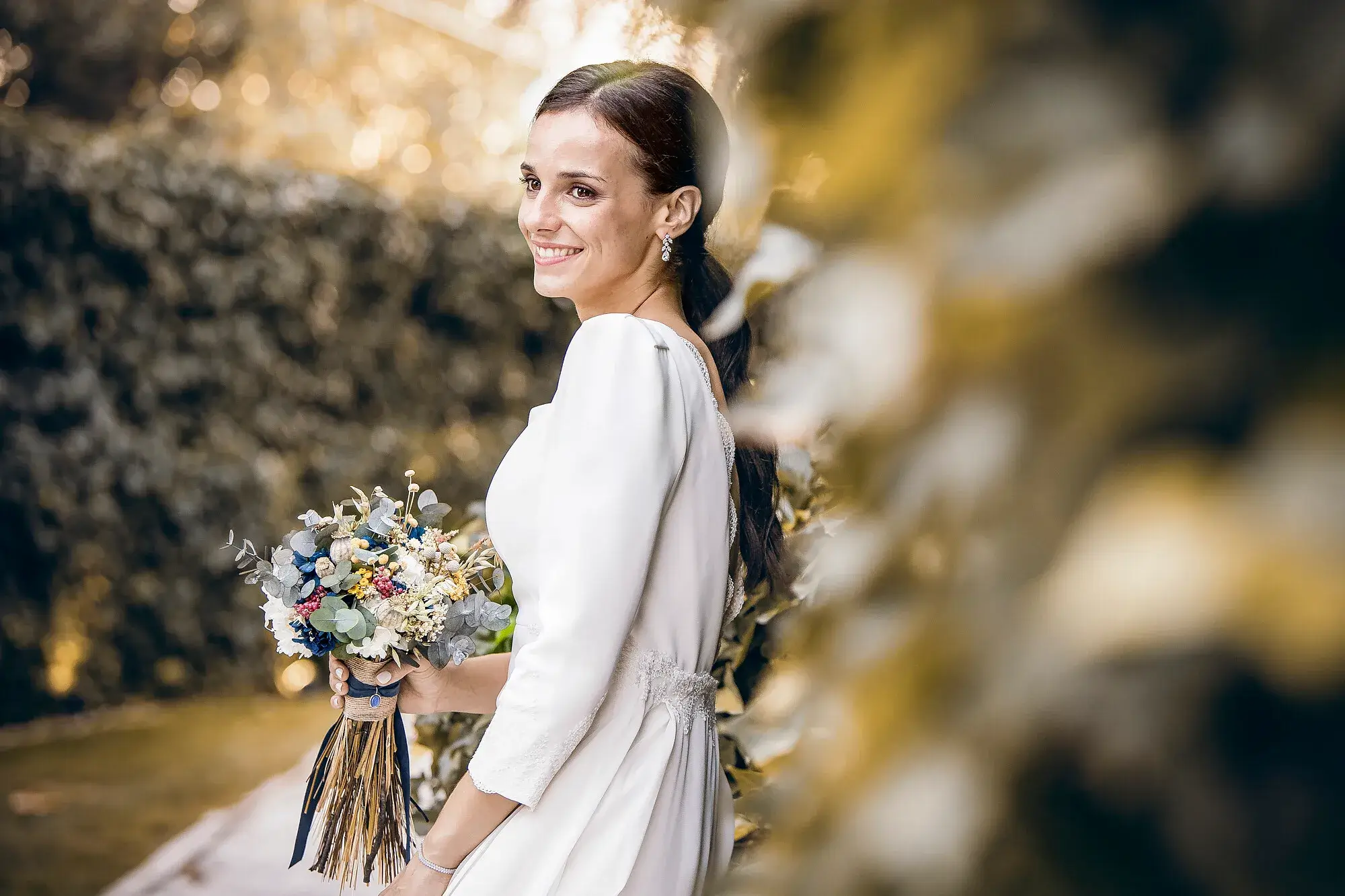 Boda íntima fotografiada en jardín con pocos invitados