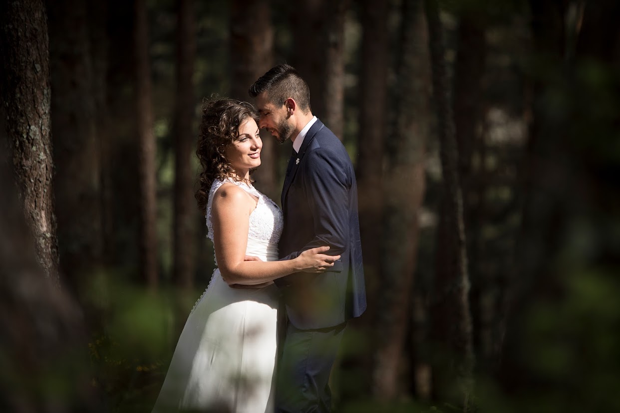 Boda de invierno fotografiada con luz dorada de tarde fría