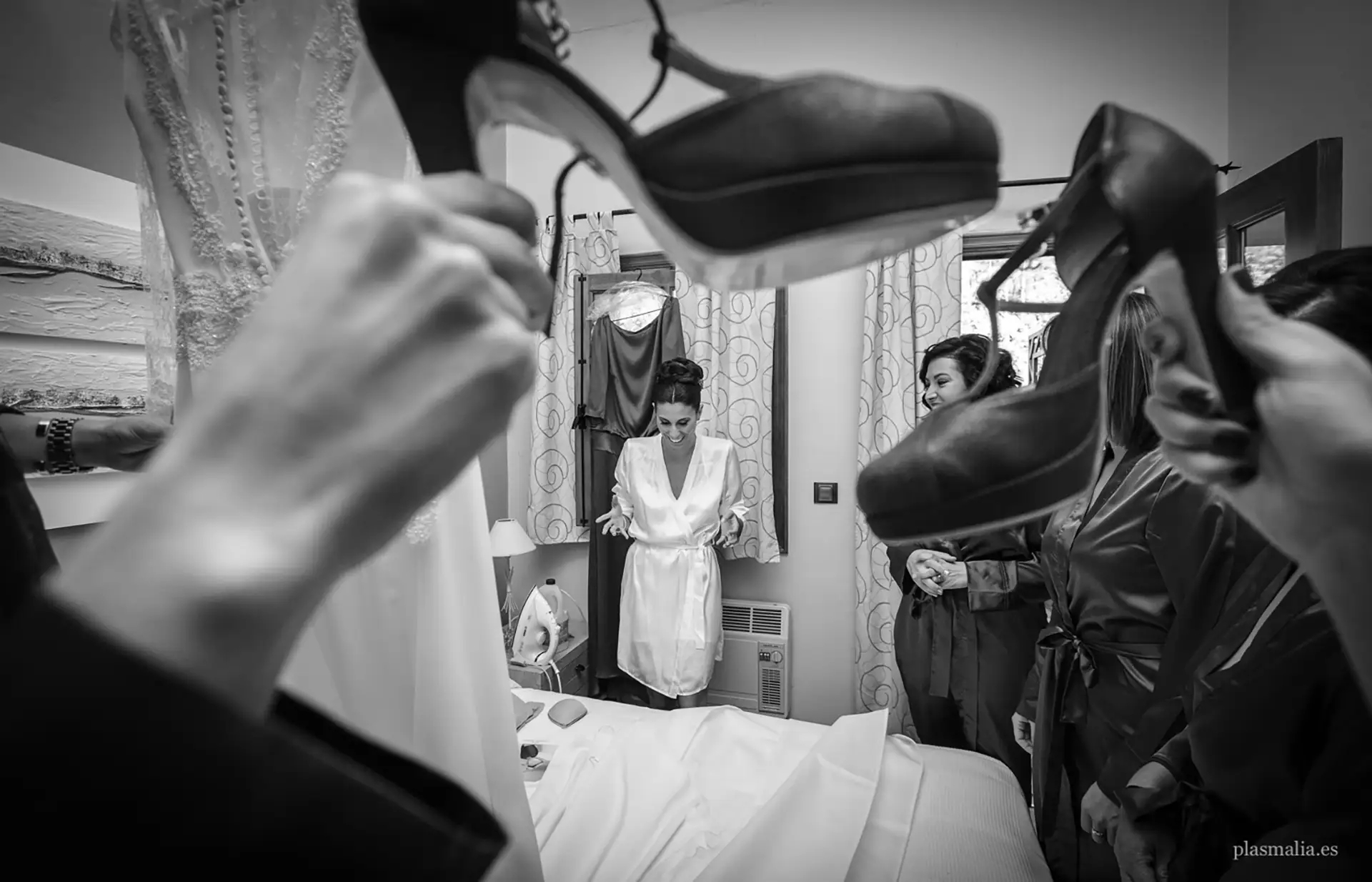 Galería de fotos de boda en pantalla con pareja revisando imágenes