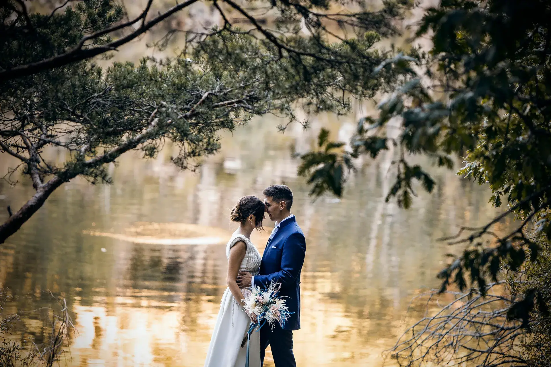 Boda de destino en Gran Canaria fotografiada con dunas de Maspalomas al fondo