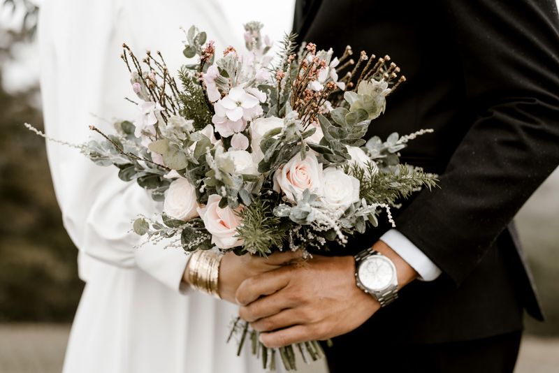 Dos fotógrafos trabajando durante una ceremonia de boda